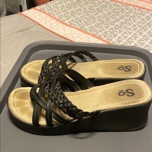 So women’s black wedge sandals size 7
